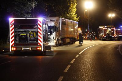 Pforzheim: LKW vom Mueller Fleisch verschiebt es die Ladung, dadurch starke Beschaedigung am Aufflieger